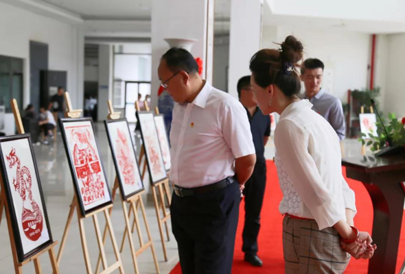 學(xué)院舉辦慶祝新中國(guó)成立70周年剪紙作品展，非遺傳承人崔霞出席