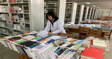 新書已上架、靜待師生閱！鴻德圖書館新書上架教師工作忙