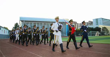 內(nèi)蒙古鴻德文理學(xué)院舉行“迎國(guó)慶”升旗儀式