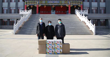 暖心！鴻德在校生王一奇向母校捐贈防疫物資