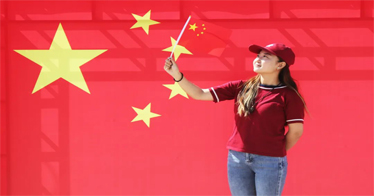 我和國旗合個(gè)影，致敬最美中國紅！鴻德兩校區(qū)同時(shí)舉行升國旗儀式