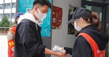 鴻德300多名學(xué)生黨員寫下“請(qǐng)戰(zhàn)書”，積極投身校園防疫志愿服務(wù)