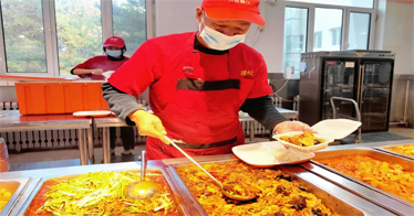 鴻德餐廳的叔叔阿姨：“飯菜不漲價(jià)，打飯手不抖，供應(yīng)有保障！”
