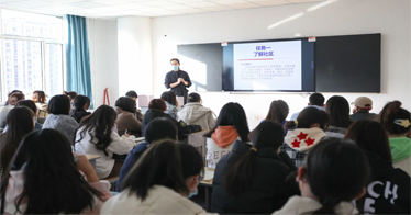 內(nèi)蒙古鴻德文理學院已全面恢復(fù)線下教學，校園秩序井然