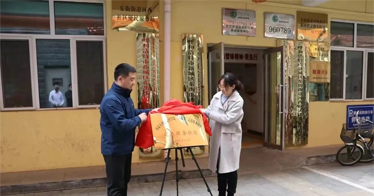 內(nèi)蒙古鴻德文理學(xué)院“鴻通卡”志愿服務(wù)項目在新城區(qū)東街街道河西社區(qū)揭牌運行