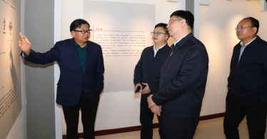 自治區(qū)政協(xié)副主席、工商聯(lián)主席安潤生到內(nèi)蒙古鴻德文理學(xué)院調(diào)研